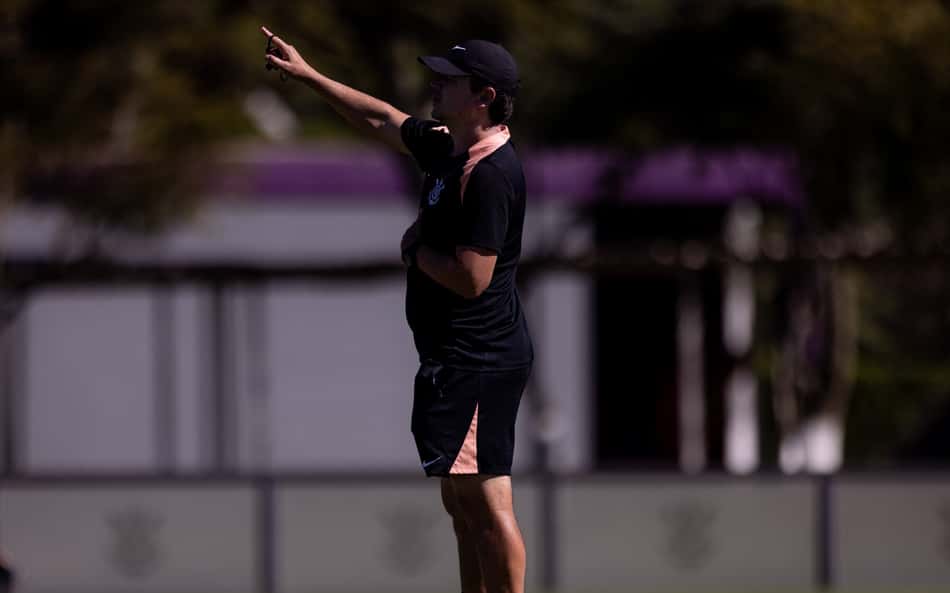 Fernando Diniz durante atividade no Corinthians