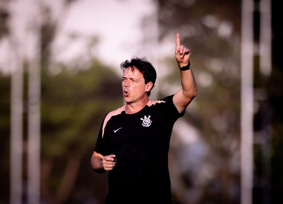 Fernando Diniz durante treino do Corinthians