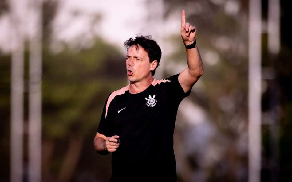 Fernando Diniz durante treino do Corinthians
