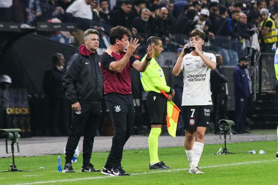 Fernando Diniz e Breno Bidon durante partida do Corinthians