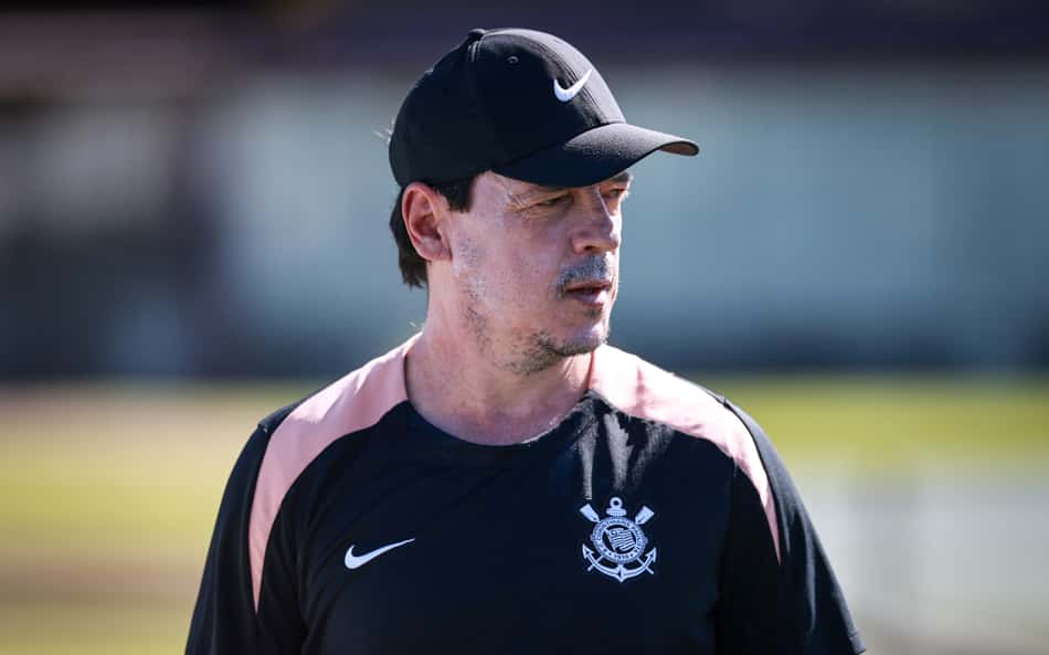 Diniz comanda treino técnico com finalizações e posse de bola no Corinthians