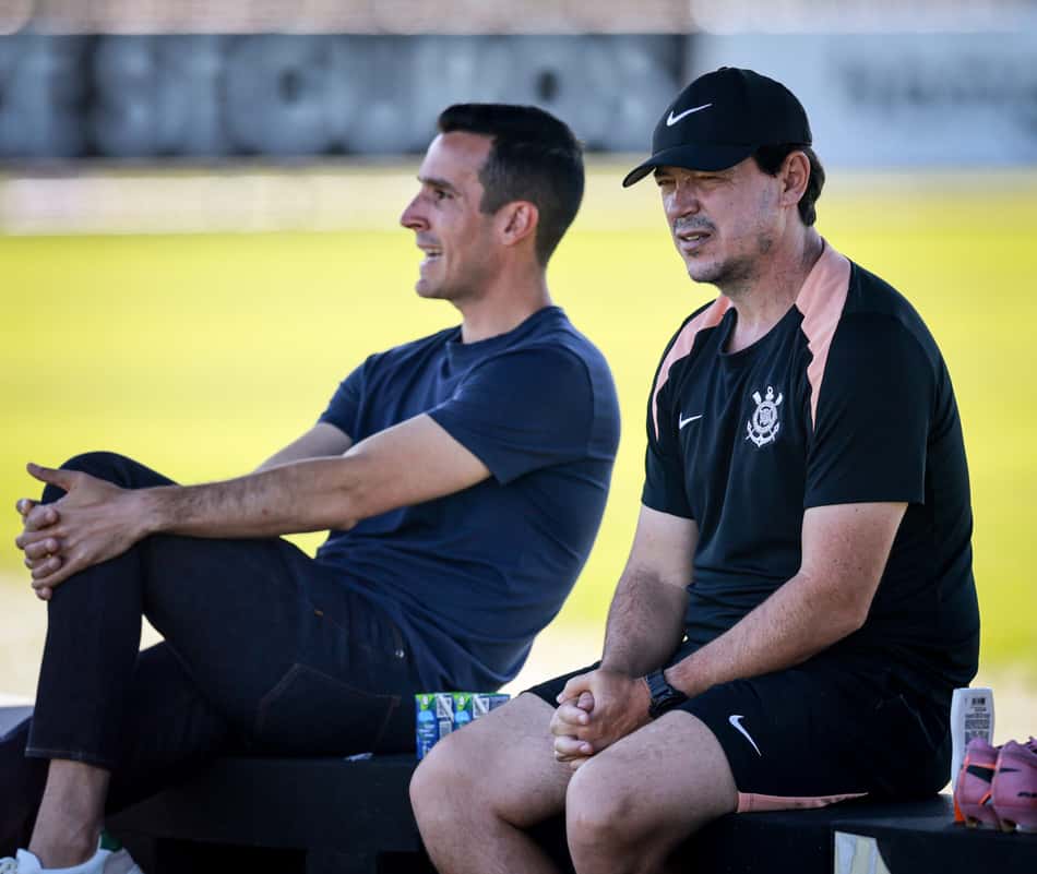 Fernando Diniz, treinador do Corinthians, e Paulo Victor Gomes, técnico da Seleção Brasileira de base, durante atividade no CT Dr. Joaquim Grava