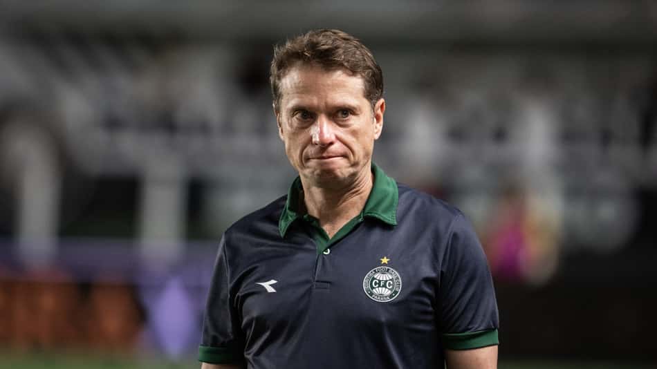 Novo técnico do Vasco, Fernando Seabra observa jogo entre Coritiba e Santos, pela Copa do Brasil