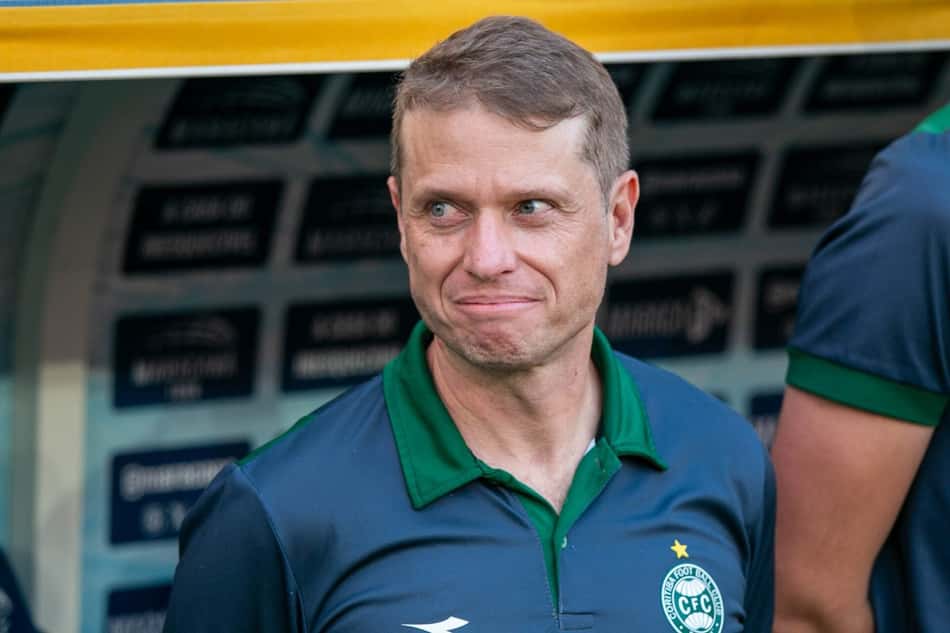 Fernando Seabra no banco de reservas comandando o Coritiba contra o Flamengo