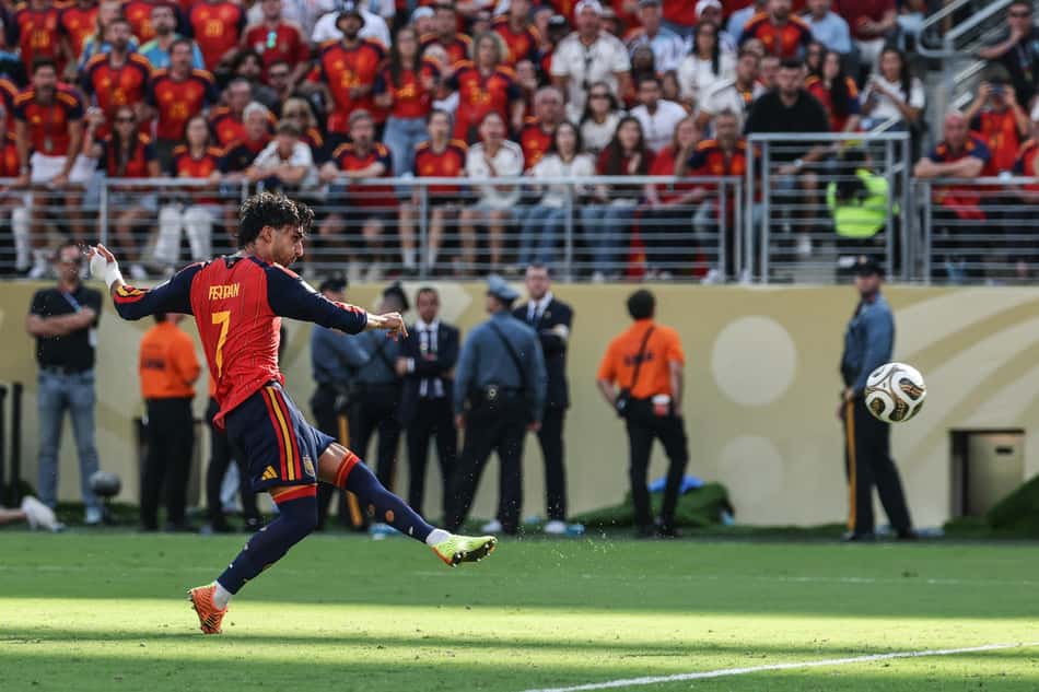 Ferran Torres chuta para fazer o gol do título da Espanha na Copa do Mundo 2026