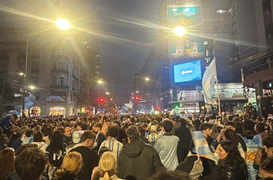 Celebração dos argentinos após a classificação para a final da Copa, no tradicional bairro de Buenos Aires, Caballito.