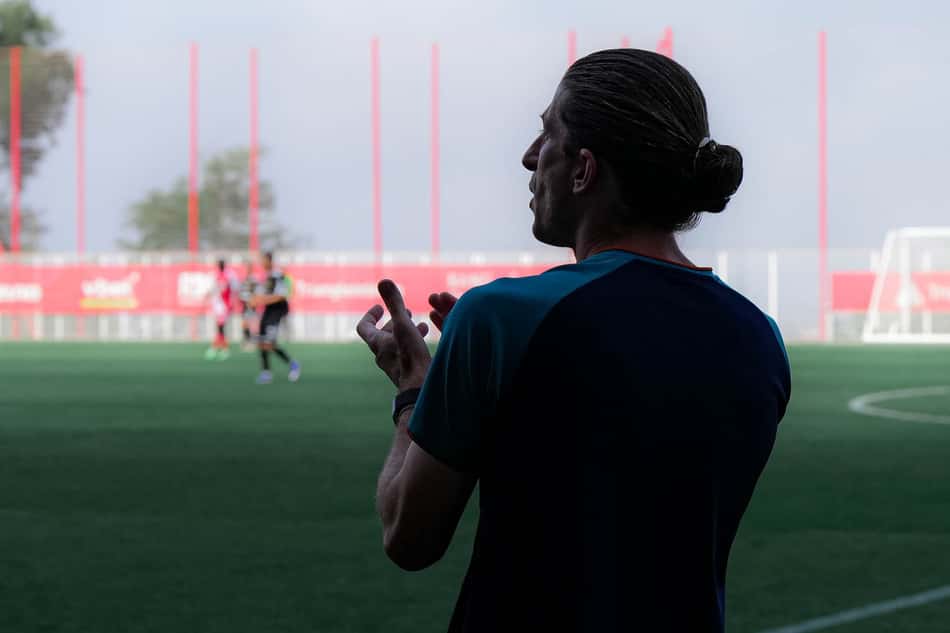 Filipe Luís aplaude jogadores durante treino do Monaco na pré-temporada