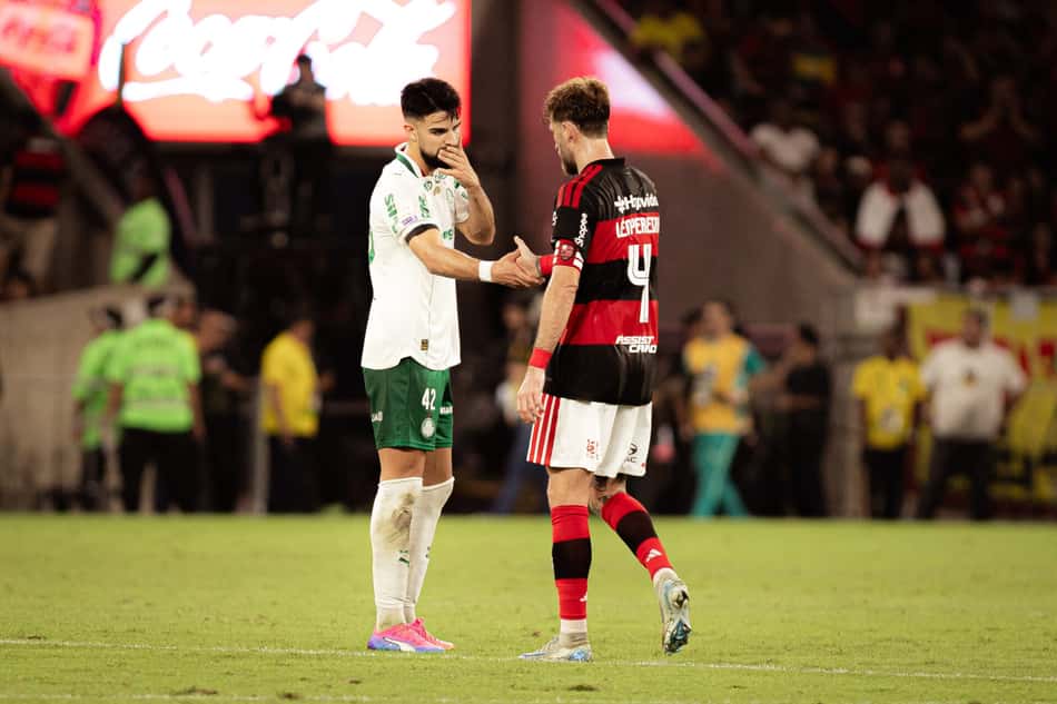 Flaco López e Léo Pereira se cumprimentam durante duelo entre Palmeiras e Flamengo