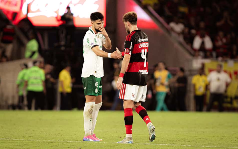 Flaco López e Léo Pereira se cumprimentam durante duelo entre Palmeiras e Flamengo