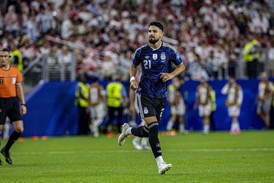 Flaco López, do Palmeiras, em ação pela Argentina