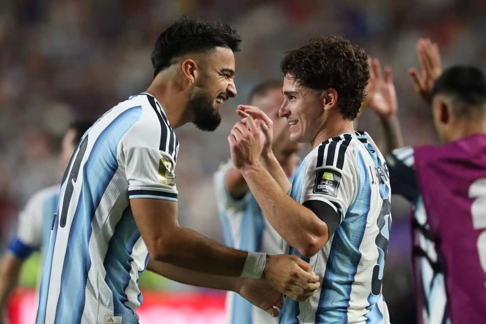 Flaco López, atacante do Palmeiras, comemora gol da Argentina com Julián Álvarez sobre a Suíça na Copa do Mundo