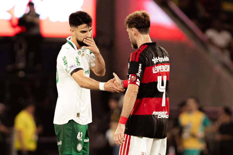 Flaco López e Léo Pereira se cumprimentam em partida entre Palmeiras e Flamengo