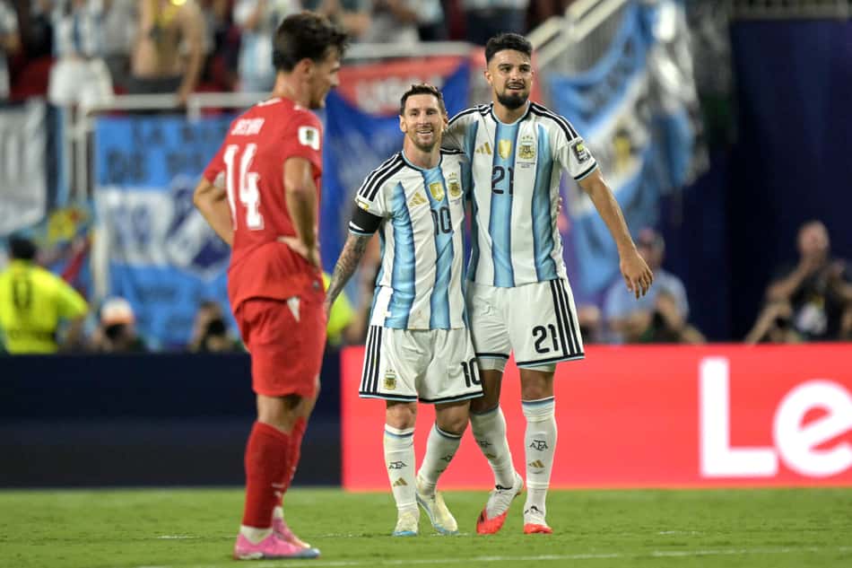 Flaco López e Messi celebram vitória da Argentina sobre a Suíça na Copa do Mundo