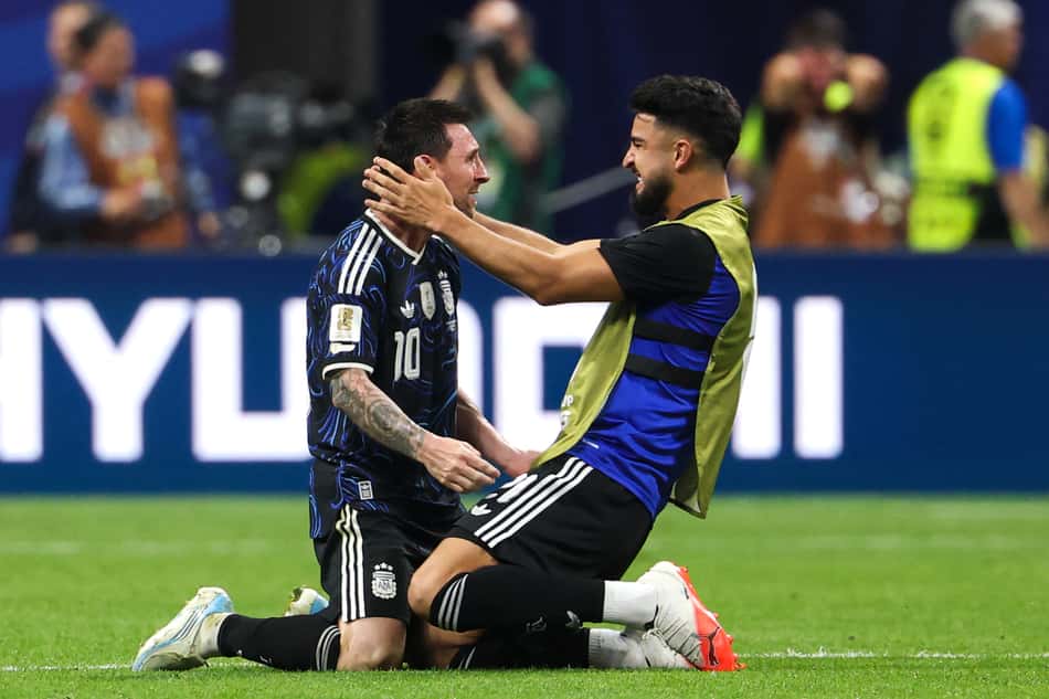Flaco Lopez e Messi se abraçam de joelhos em comemoração a classificação da Argentina para a final da Copa do Mundo 2026