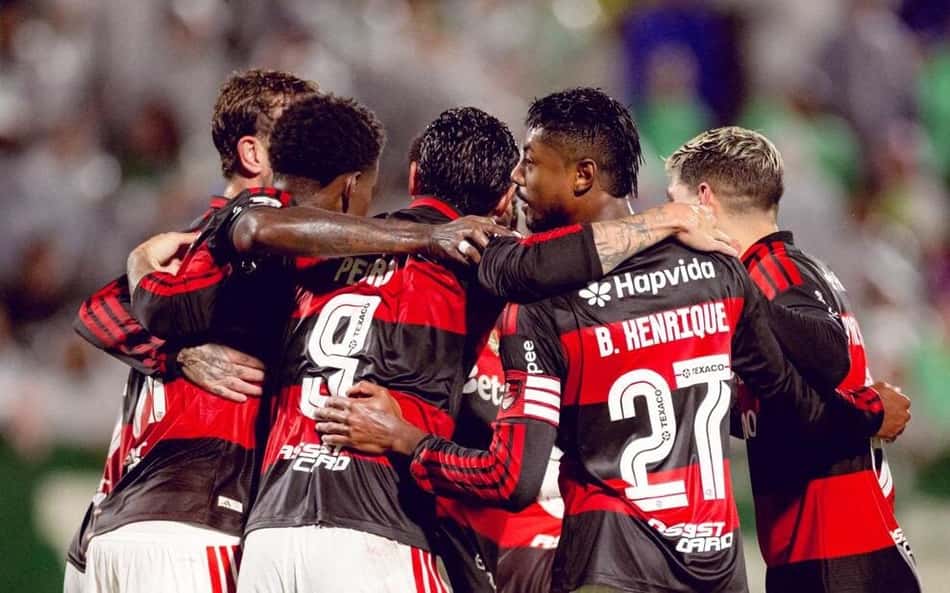 Jogadores do Flamengo se abraçam em comemoração de gol contra a Chapecoense