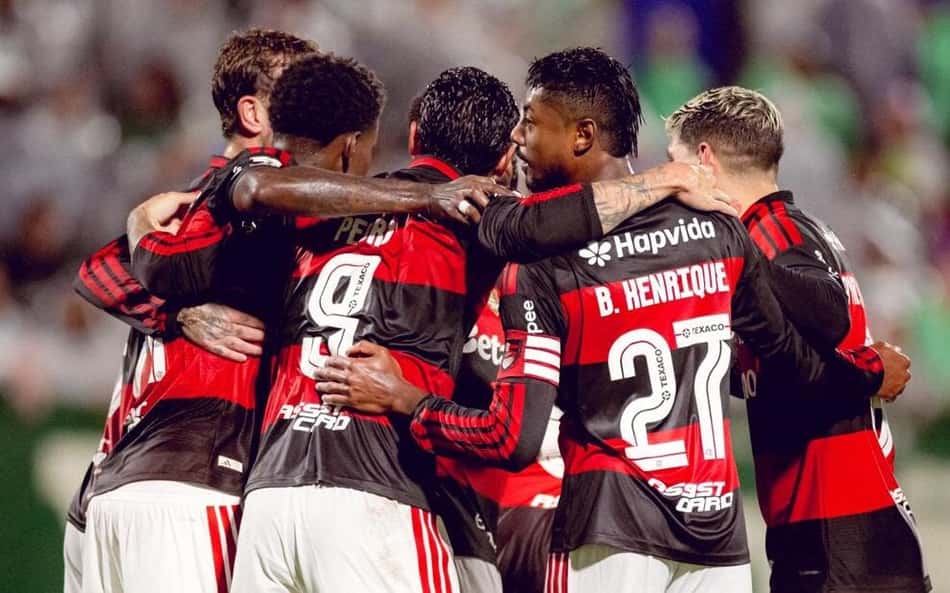 Jogadores do Flamengo se abraçam em comemoração de gol contra a Chapecoense