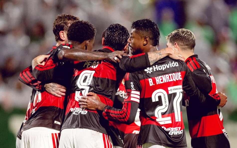 Jogadores do Flamengo se abraçam em comemoração de gol contra a Chapecoense