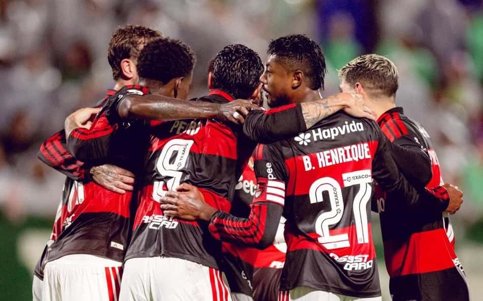 Jogadores do Flamengo se abraçam em comemoração de gol contra a Chapecoense