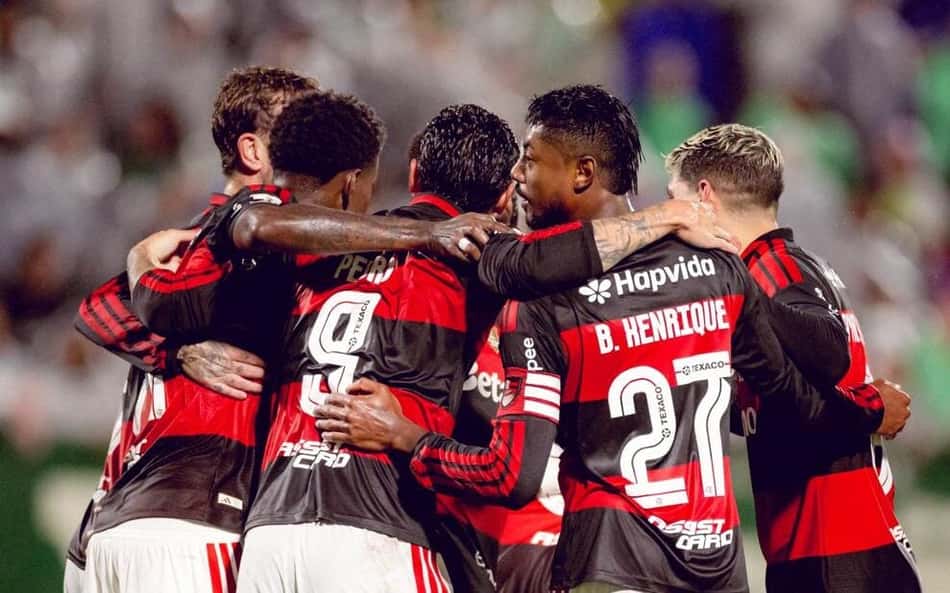 Jogadores do Flamengo se abraçam em comemoração de gol contra a Chapecoense