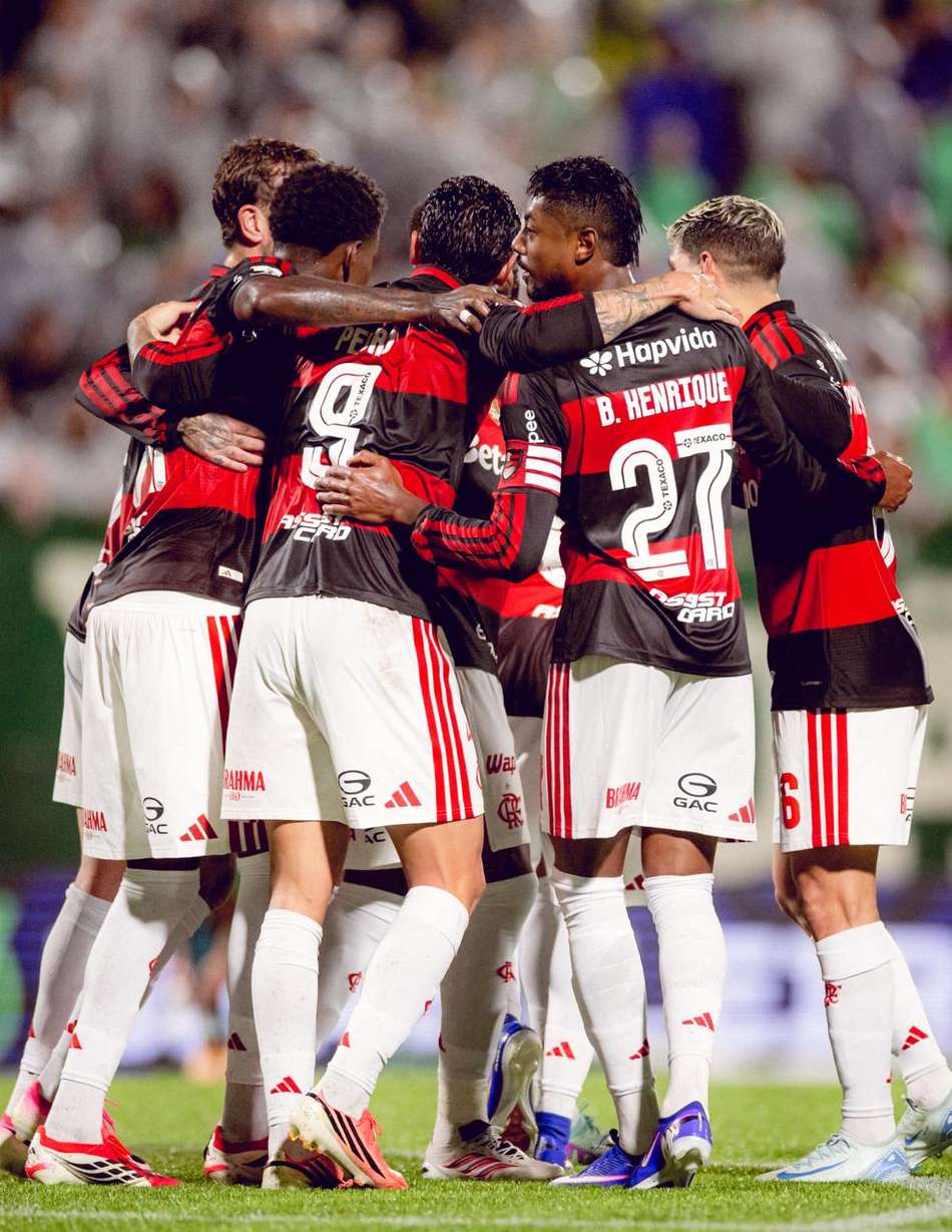 Jogadores do Flamengo se abraçam em comemoração de gol contra a Chapecoense