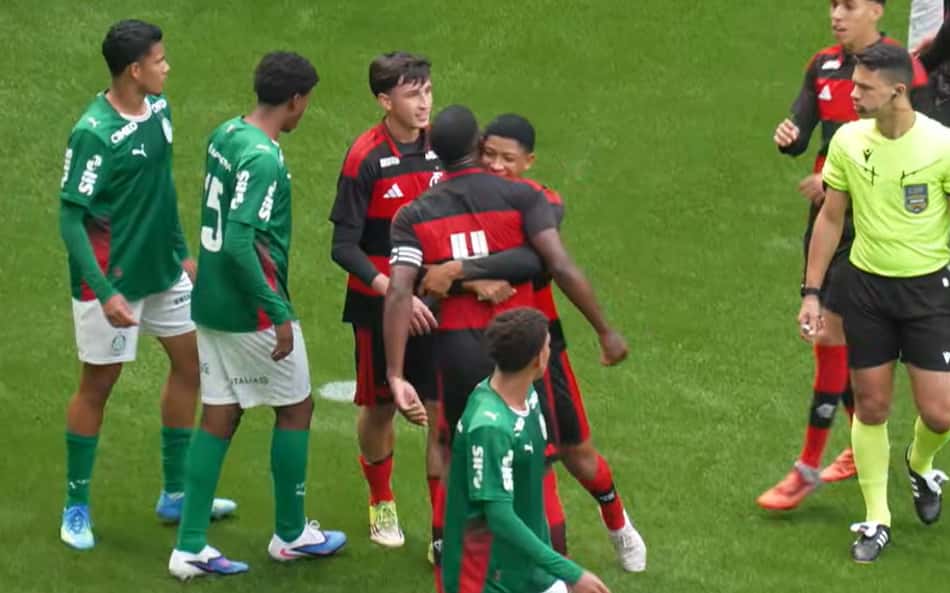 Comemoração dos jogadores do Flamengo no gol contra o Palmeiras pelo Brasileirão Sub-17
