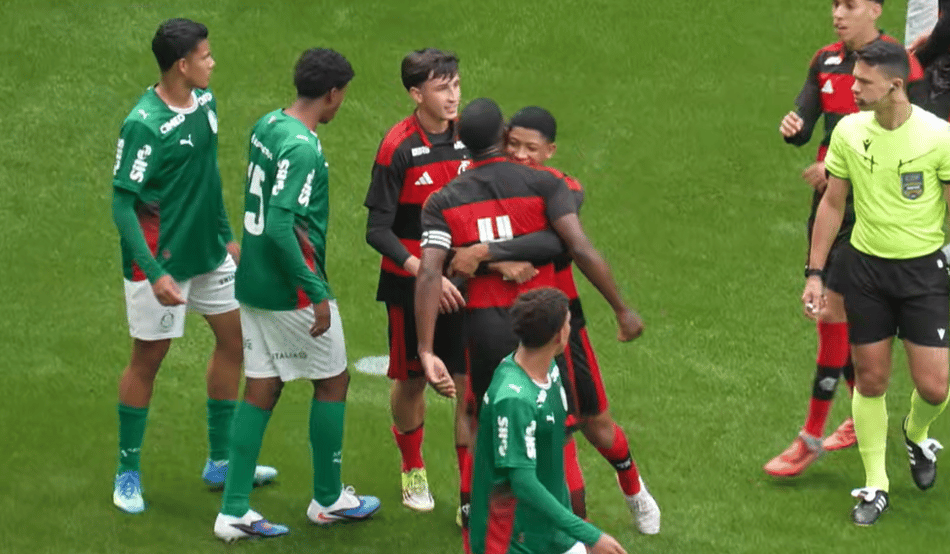 Comemoração dos jogadores do Flamengo no gol contra o Palmeiras pelo Brasileirão Sub-17