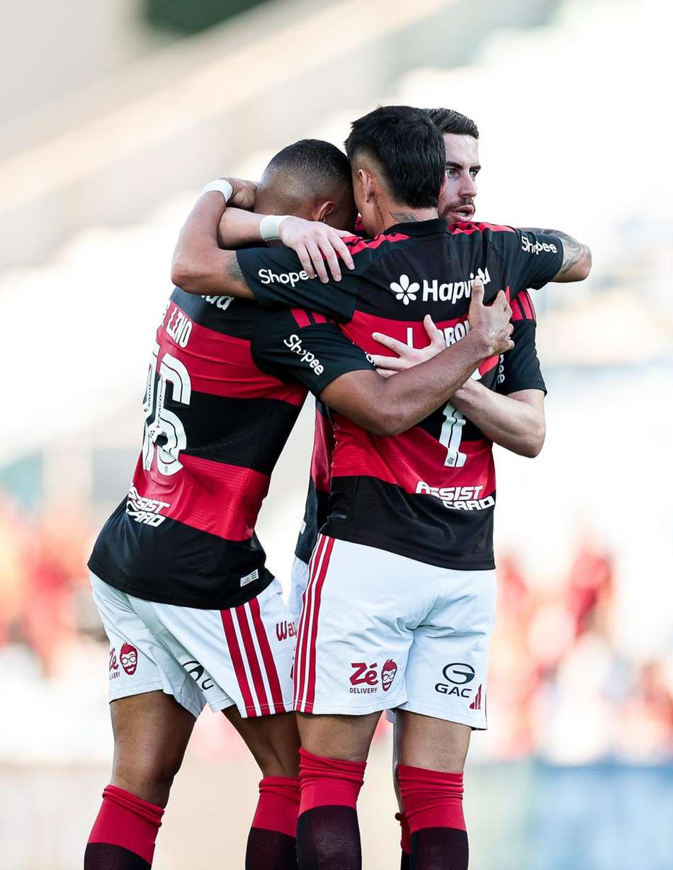 Jogadores do Flamengo se abraçam contra o River Plate