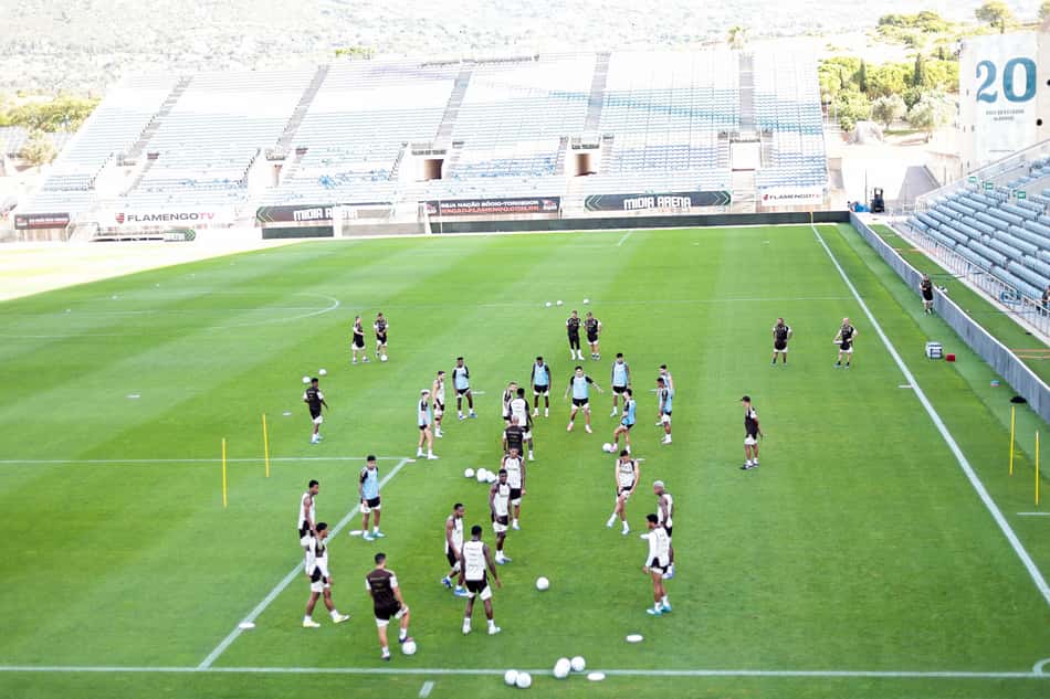 Visão aérea dos jogadores do Flamengo durante treino em Portugal