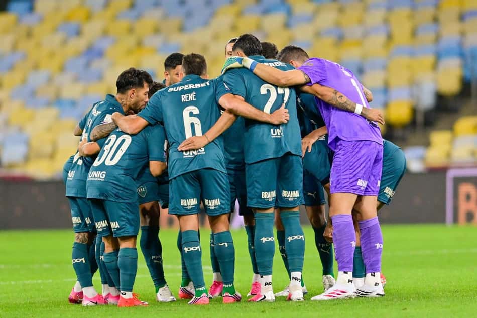 Jogadores do Fluminense se abraçam em roda antes de duelo com o Bahia no Maracanã