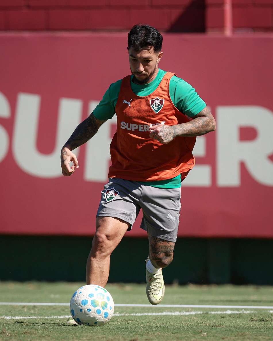 Lucho Acosta durante treino do Fluminense