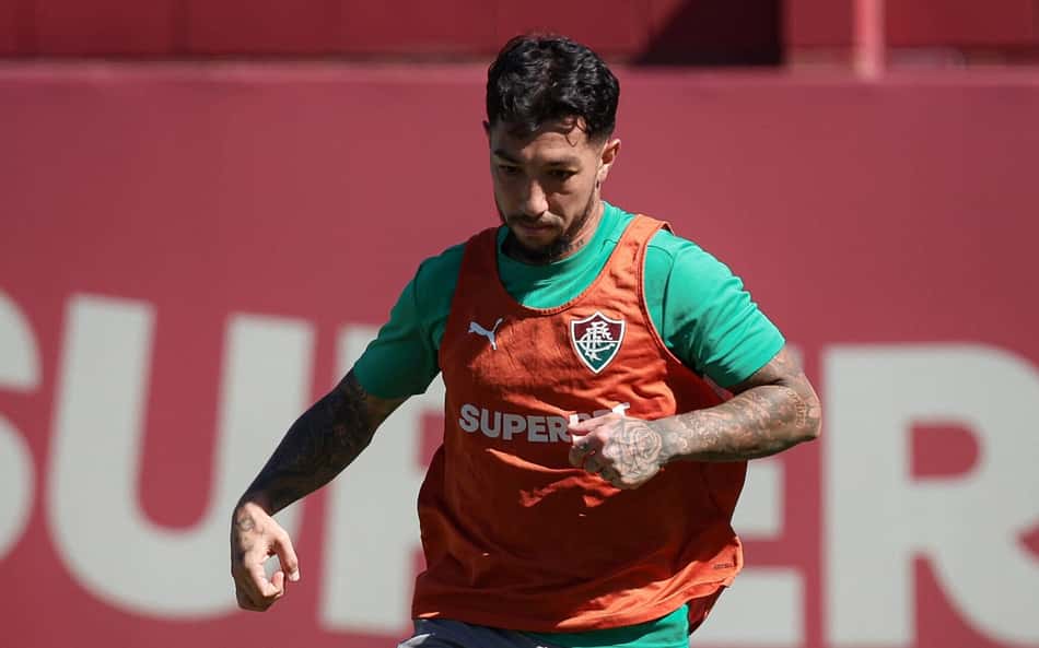 Lucho Acosta durante treino do Fluminense