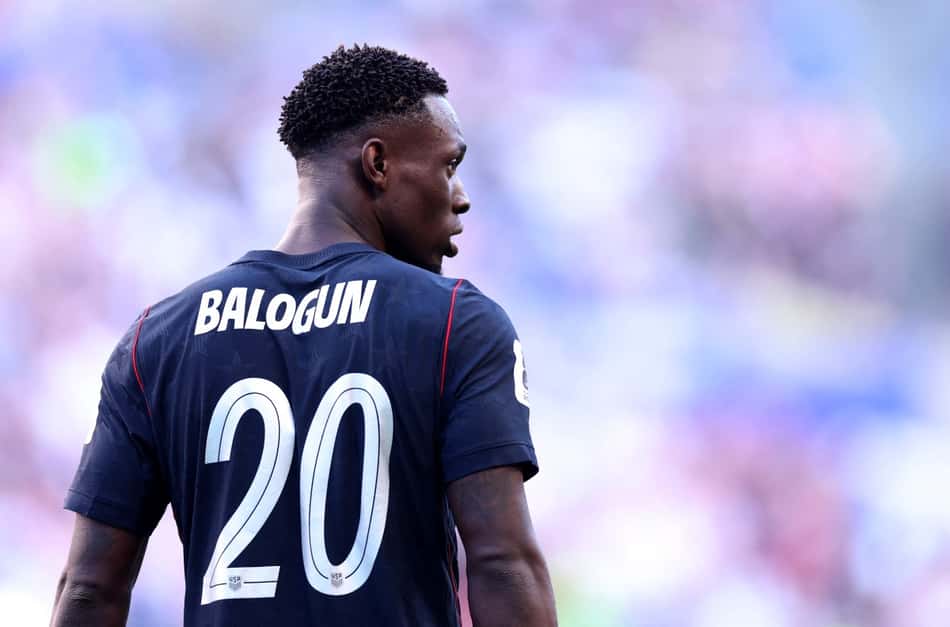 Balogun de costas usando uniforme azul escuro dos EUA em partida contra a Bélgica na Copa do Mundo