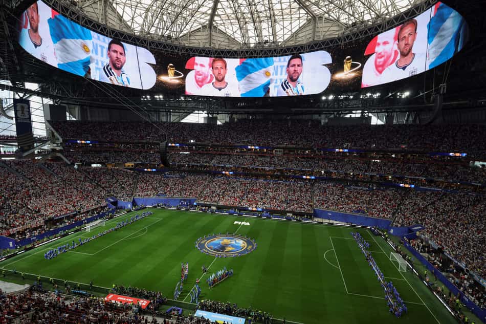 Fotos do atacante #09 da Inglaterra Harry Kane e do atacante argentino #10 Lionel Messi são vistas nos telões antes dos jogadores chegarem ao campo para a semifinal da Copa do Mundo de 2026 entre Inglaterra e Argentina