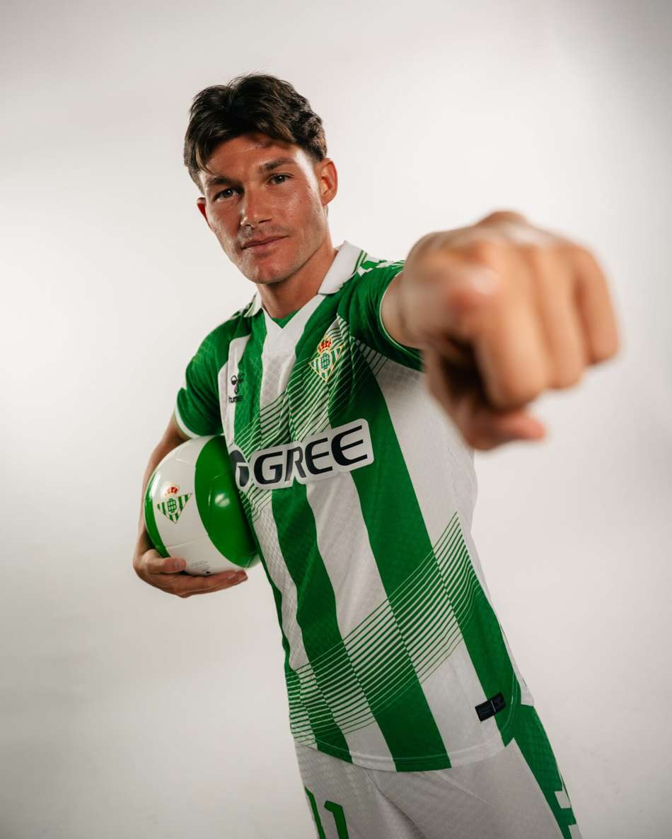 Fran García foi apresentado como o novo reforço do Real Betis