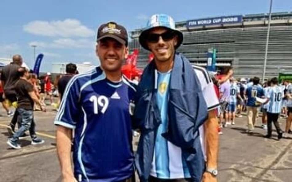 Francisco Cerúndolo posa em frente ao estádio New York Nova Jersey
