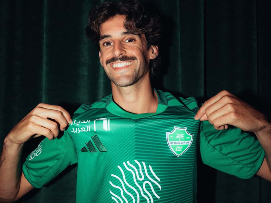 Francisco Trincão com o uniforme do Al-Ahli, da Arábia Saudita