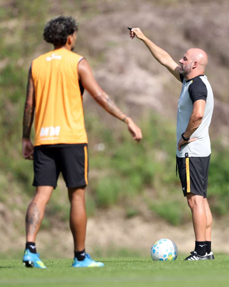Franclim Carvalho, técnico do Botafogo, orientando time em treino