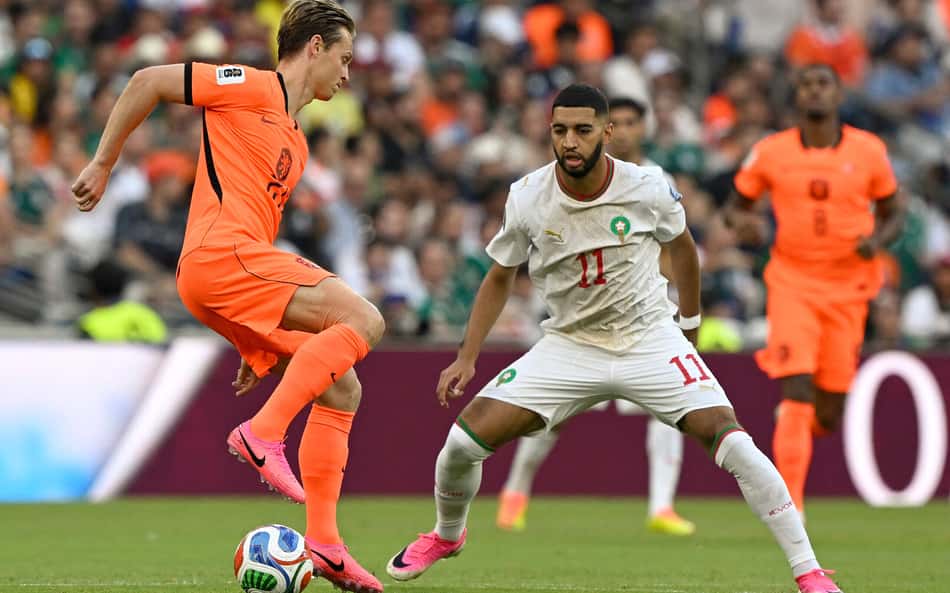 Frenkie de Jong com proteção no joelho direito em ação pela Holanda contra Marrocos na Copa do Mundo