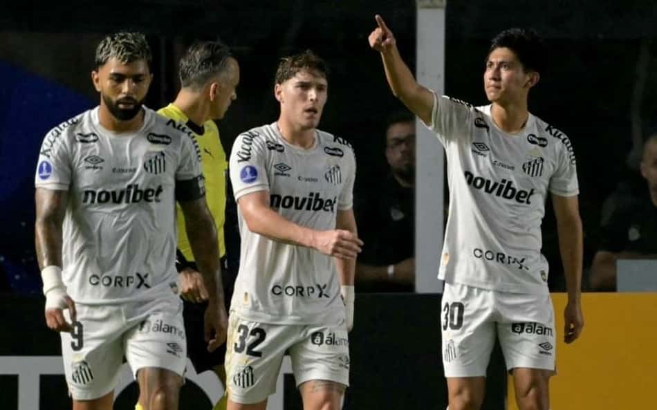 Miguelito e jogadores do Santos comemorando gol de empate contra o UCV