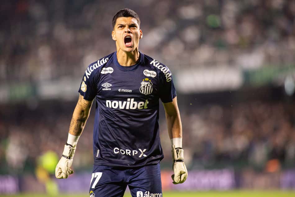 Gabriel Brazão celebra durante partida entre Santos e Coritiba