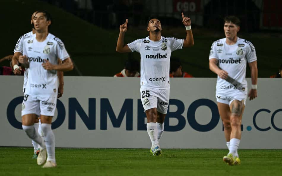 Gabriel Menino celebra gol marcado em Universidad Central x Santos