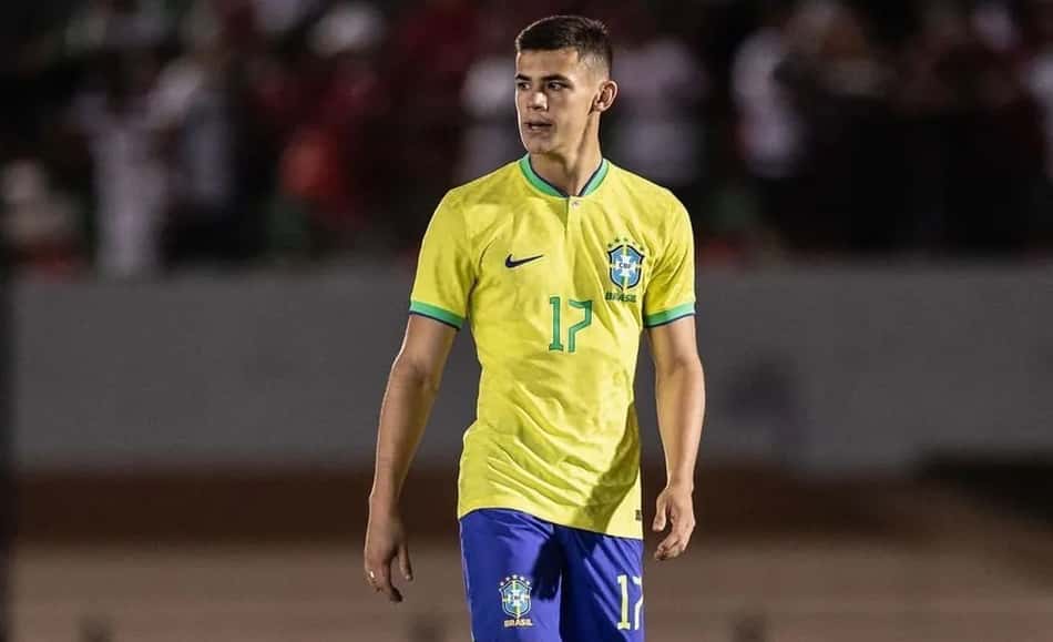 Gabriel Moscardo com a camisa da Seleção Brasileira