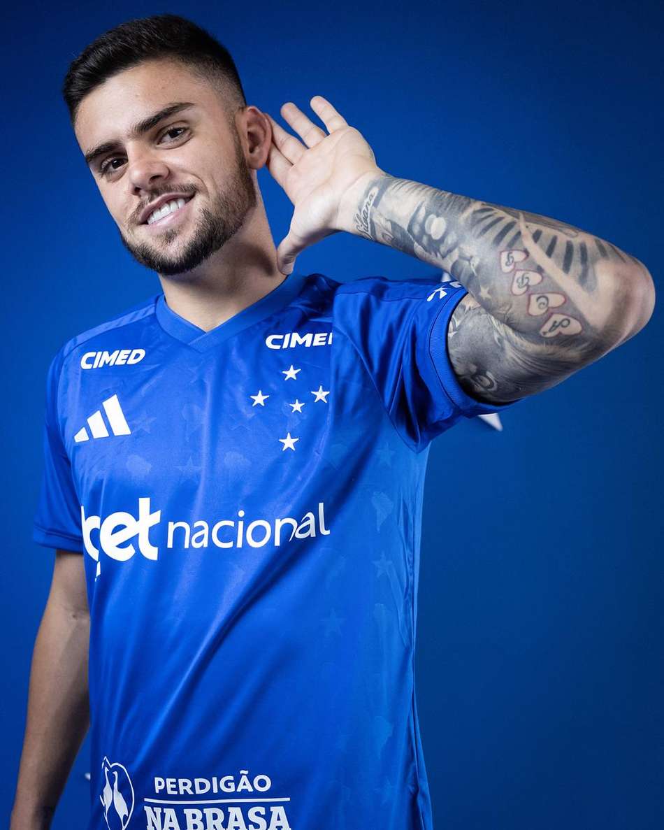 Gabriel Pec com o uniforme do Cruzeiro (Foto: Gustavo Aleixo/Cruzeiro)