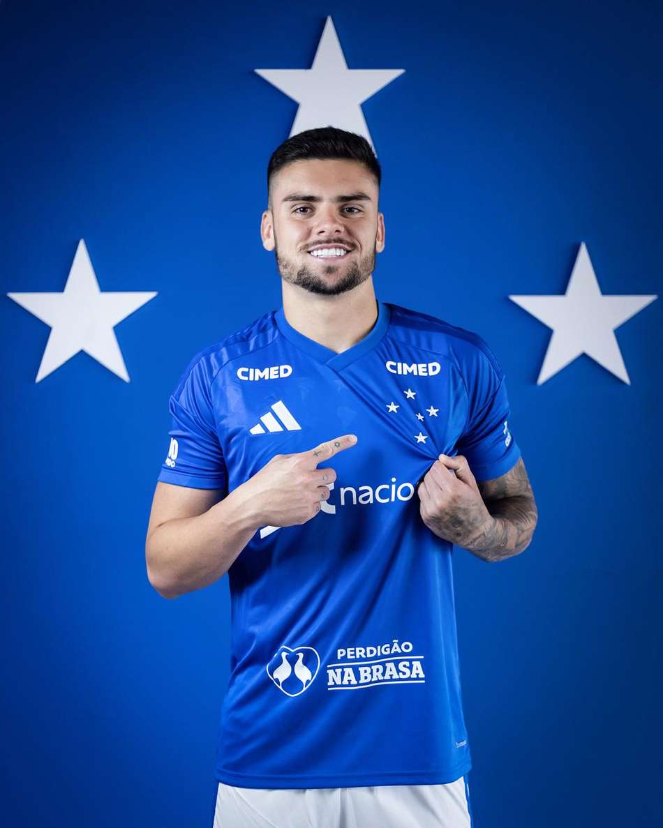 Gabriel Pec com o uniforme do Cruzeiro