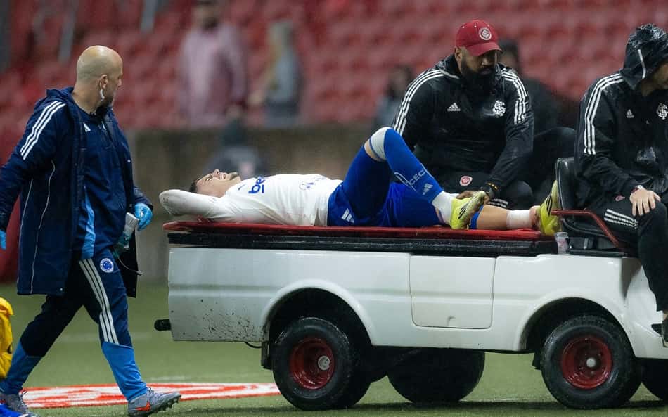 Gabriel Pec deixando jogo do Cruzeiro