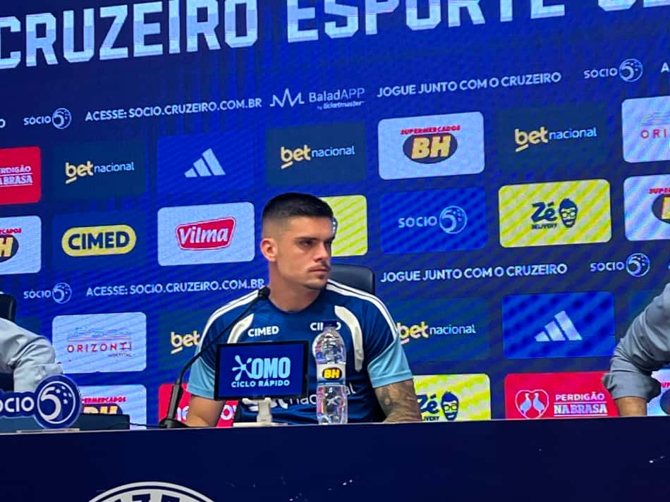 Gabriel Pec é apresentado pelo Cruzeiro na Toca da Raposa