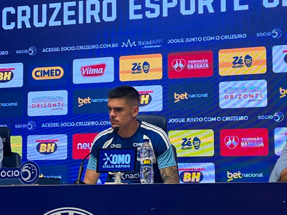 Gabriel Pec é apresentado pelo Cruzeiro (Foto: Eduardo Statuti/Lance!)