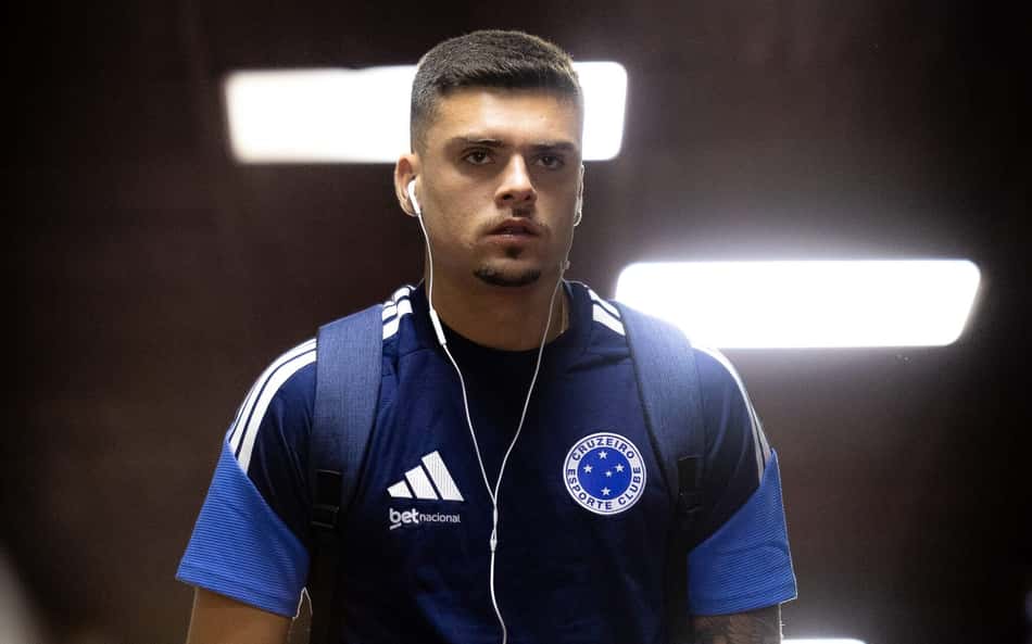 Gabriel Pec em corredor do Beira-Rio