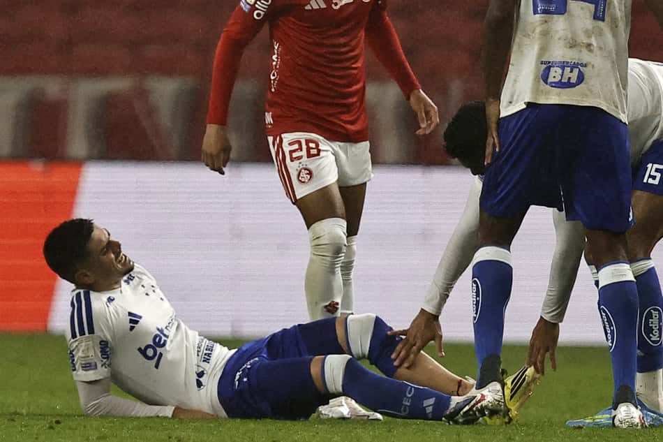 Gabriel Pec deitado no chão após entrada forte