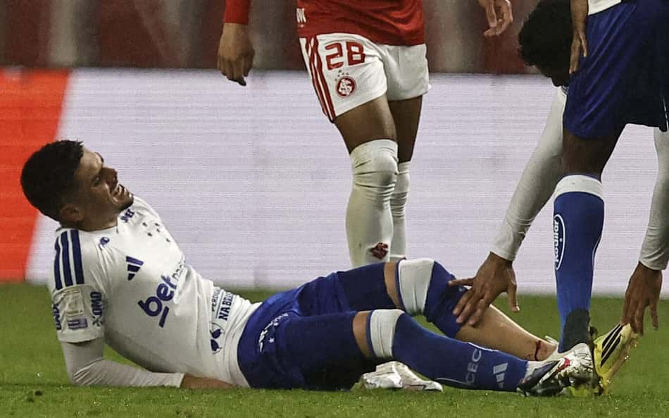 Gabriel Pec deitado no chão após entrada forte